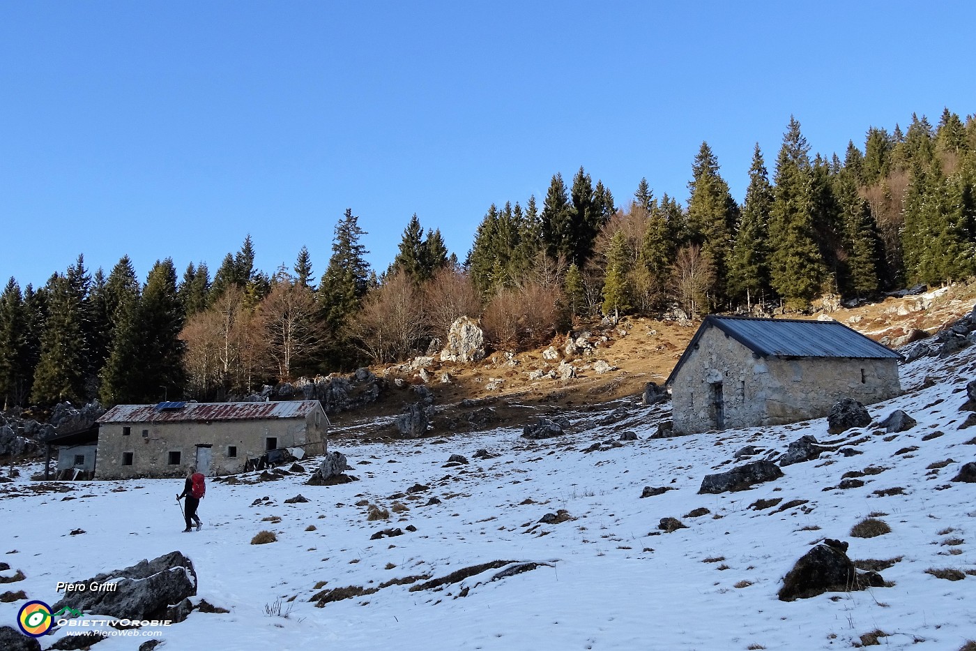 61 Ecco Baita Cascinetto (1435 m), purtroppo ormai  in ombra.JPG